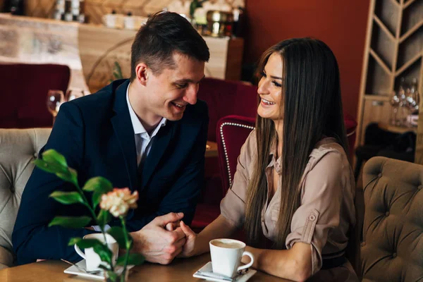 Lyckliga unga paret tar selfie med smart telefon på café — Stockfoto