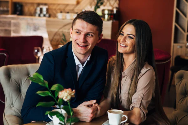 Joyeux jeune couple prenant selfie avec téléphone intelligent au café — Photo