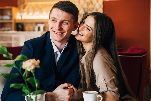 Joyeux jeune couple prenant selfie avec téléphone intelligent au café — Photo