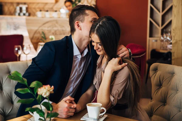 Joyeux jeune couple prenant selfie avec téléphone intelligent au café — Photo
