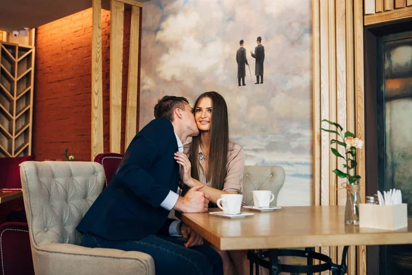Счастливая молодая пара делает селфи со смартфоном в кафе — стоковое фото