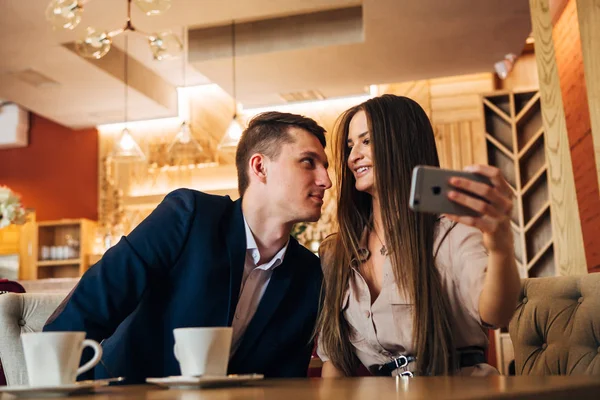 Щаслива молода пара бере селфі зі смартфоном у кафе — стокове фото