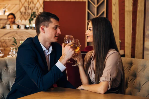 Concepto de citas, pareja bebiendo vino en un restaurante — Foto de Stock