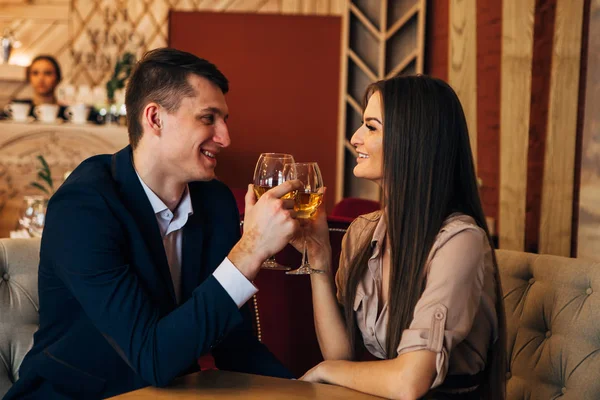 Concepto de citas, pareja bebiendo vino en un restaurante — Foto de Stock