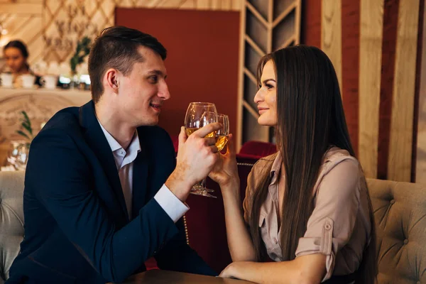 Concepto de citas, pareja bebiendo vino en un restaurante — Foto de Stock