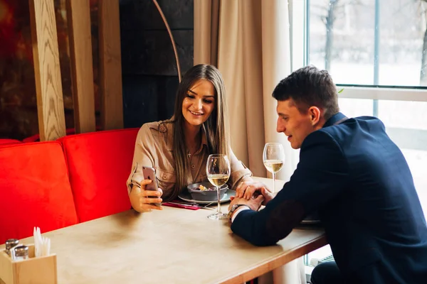 Giovane coppia felice appuntamento romantico bere bicchiere di vino bianco al ristorante, celebrando il giorno di San Valentino — Foto Stock