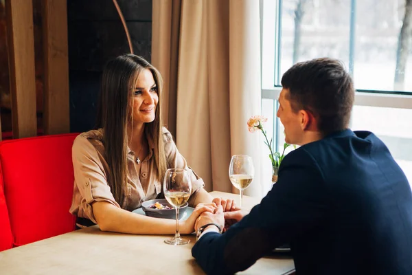 Junges glückliches Paar romantisches Date trinkt ein Glas Weißwein im Restaurant und feiert den Valentinstag — Stockfoto