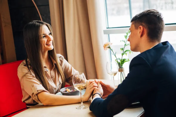 Młoda szczęśliwa para romantyczny daty napój kieliszek białego wina w restauracji, obchodzi Walentynki — Zdjęcie stockowe