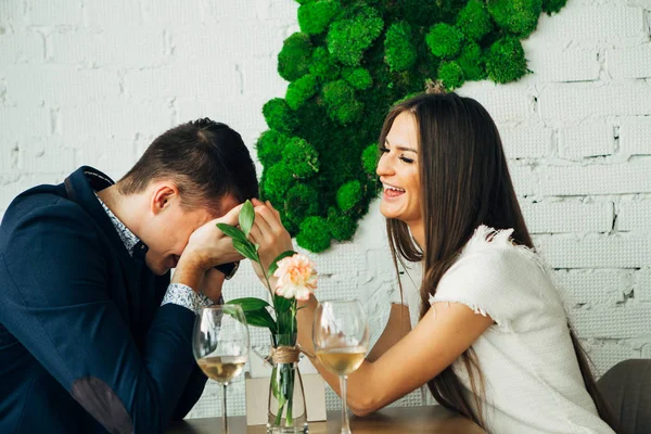 Couple celebrate Valentines day with romantic dinner in restaurant — Stock Photo, Image