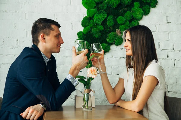 Coppia festeggia San Valentino con cena romantica nel ristorante — Foto Stock