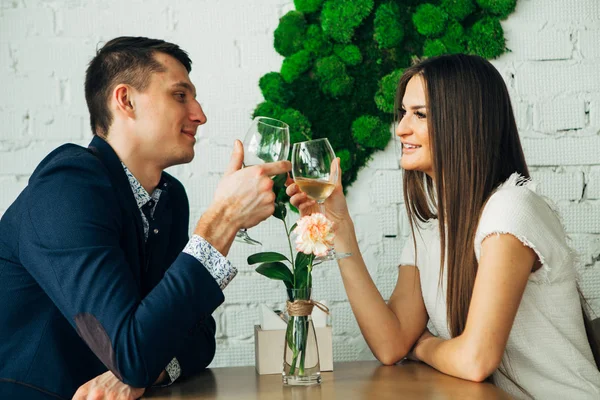 Par fira alla hjärtans dag med romantisk middag i restaurang — Stockfoto