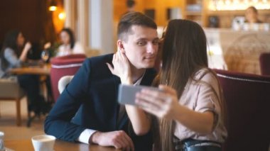güzel genç bir çift bir kafede bir tarihte bir selfie yapar
