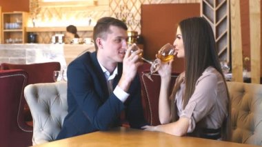 yemek ve içme gülümseyen iki beyaz şarap tarihte restoranda