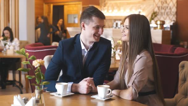 Två personer på caféet njuter av att umgås med varandra — Stockvideo