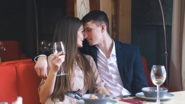 Belo jovem casal com copos de vinho no interior de luxo — Vídeo de Stock