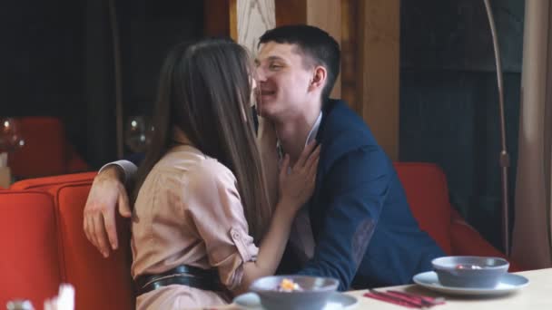 Красивая пара целуется — стоковое видео