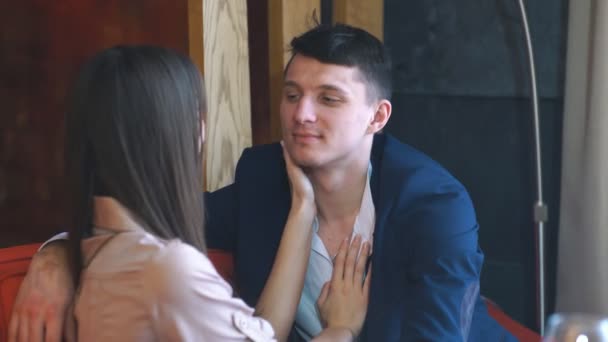 Красивая пара целуется в ресторане — стоковое видео