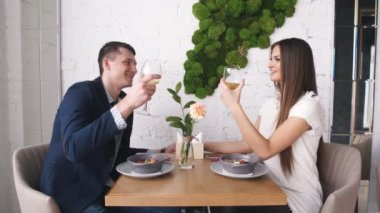 Çift restoranda romantik bir akşam yemeği ile Sevgililer günü kutlamak