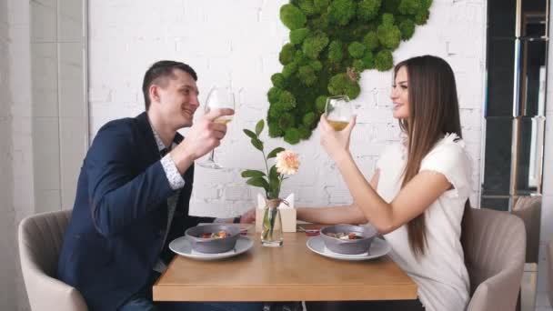 Pareja celebra el día de San Valentín con cena romántica en restaurante — Vídeo de stock