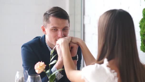 Pár megünnepeljük a Valentin-nap romantikus vacsorával az étteremben — Stock videók