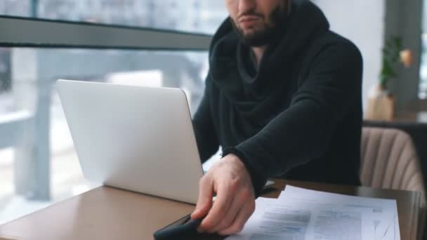 Freelancer trabalhando em um café fazendo exercícios — Vídeo de Stock