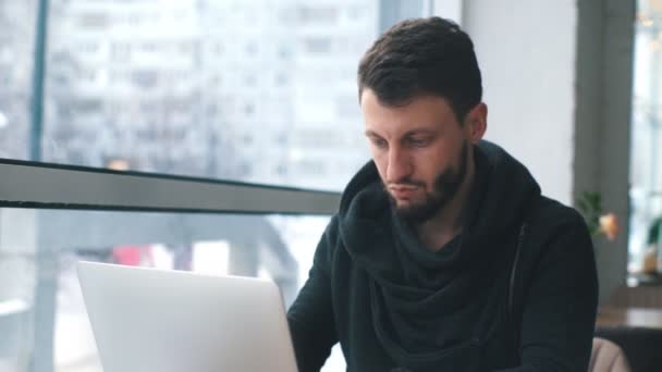 Zakenman werkt, zakenman in café, zakenman kijken naar documenten — Stockvideo