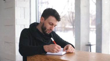 Üniversitede Not Defteri kullanarak öğrenci.
