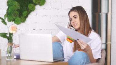 bir defter, laptop masanın üzerinde tutarak, Evet genç serbest meslek sahibi kız