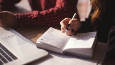 Not defteri portre, bir kafede çalışan bisiness insanlar tartışmak