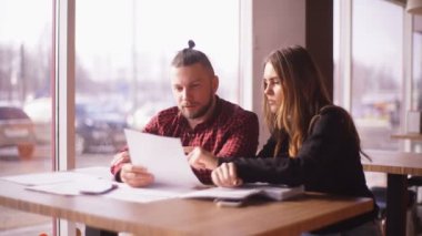 serbest bir erkek ve bir kadın bir anlaşma kahvede tartışmak