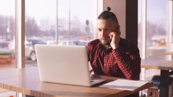 Moderno uomo d'affari hipster che utilizza il telefono cellulare. conversazione telefonica . — Video Stock