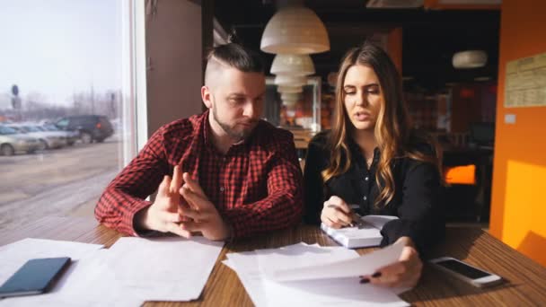 Donna d'affari e uomo d'affari sta lavorando in caffè, concetto di business — Video Stock