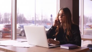 Evet ve kafede dizüstü kullanarak meşgul iş kadını