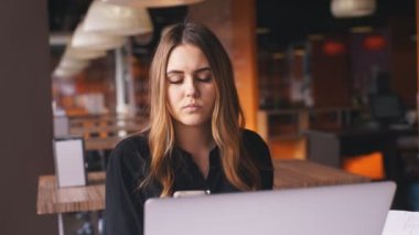 bir kafede otururken bir ortağı ile telefonda konuşurken mutlu işkadını