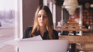 Portre çekici işkadını kafede telefonda konuşan siyah gömlekli