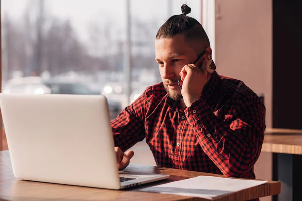 Cep telefonu kullaranarak Modern hipster işadamı. Telefon görüşmesi. — Stok fotoğraf