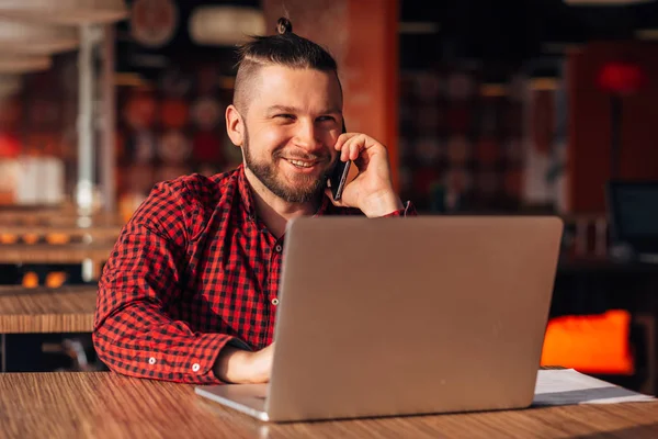 Cep telefonu kullaranarak Modern hipster işadamı. Telefon görüşmesi. — Stok fotoğraf