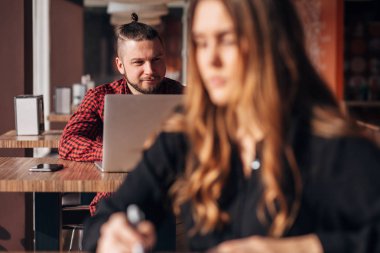 Not kafe, Not defterinizdeki dostum laptop ile yazma arka plan üzerinde iş genç kız