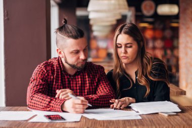 Genç girişimcilerin bir anlaşma yaptım bir kafede, belgelerin imzalanması