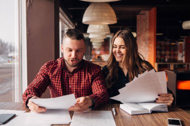 bir kafede otururken belgeleri iş arkadaşlarınızla tartışmak