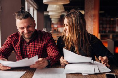 bir kafede otururken belgeleri iş arkadaşlarınızla tartışmak
