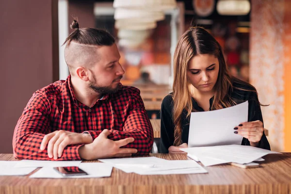 işadamı ve belgeleri bir kafede eğitim iş kadını