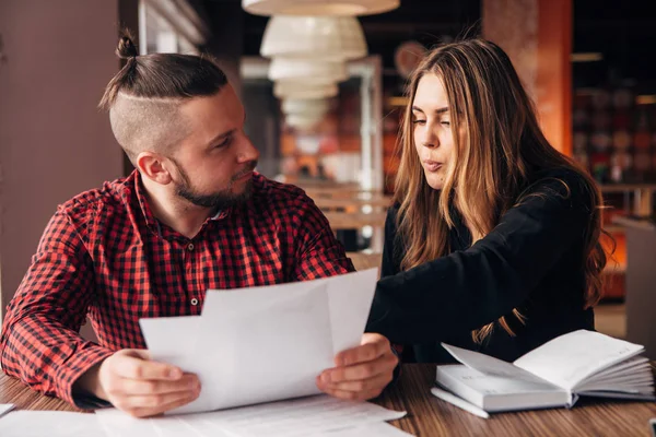 bir kafede otururken belgeleri iş arkadaşlarınızla tartışmak