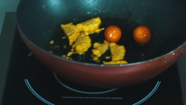 Cocinero cocinando verduras en sartén — Vídeos de Stock