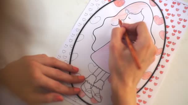 La adorable niña con el pelo largo sosteniendo la escritura a lápiz en el cuaderno para la clase de arte en la escuela — Vídeos de Stock