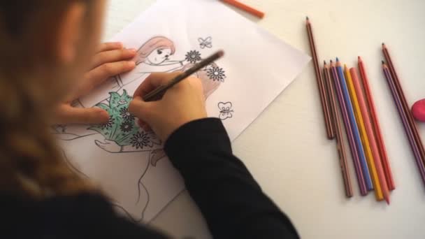 La adorable petite fille aux cheveux longs tenant le crayon écrit sur le carnet de notes pour la classe d'art à l'école — Video