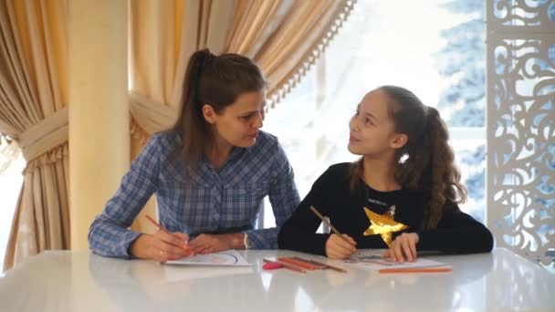 Mom and daughter together paint coloring — Stock Video