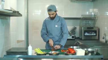 Mavi önlük aşçı biber cuts