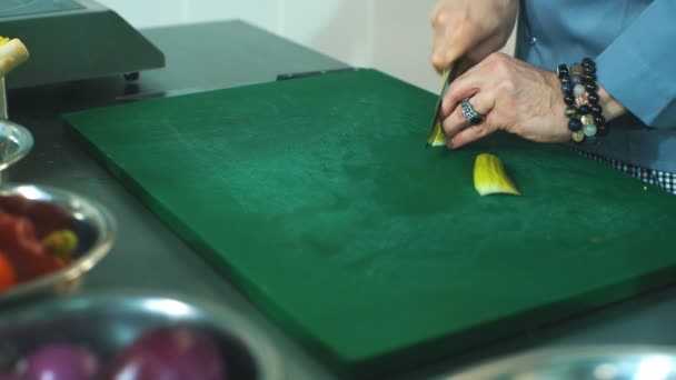 Chef cocina corte de alimentos preparar las manos cuchillo preparar verduras — Vídeo de stock