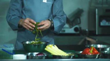 Şef yemek pişirir, yemek keser, el bıçağı hazırlar, sebze pişirir.